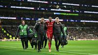 Penyerang Liverpool, Alexander Isak, mengalami cedera saat timnya menang 2-1 atas Tottenham Hotspur pada laga pekan ke-17 Premier League di Tottenham Hotspur Stadium, Minggu (21/12/2025) dini hari WIB. (AFP/Justin Tallis)