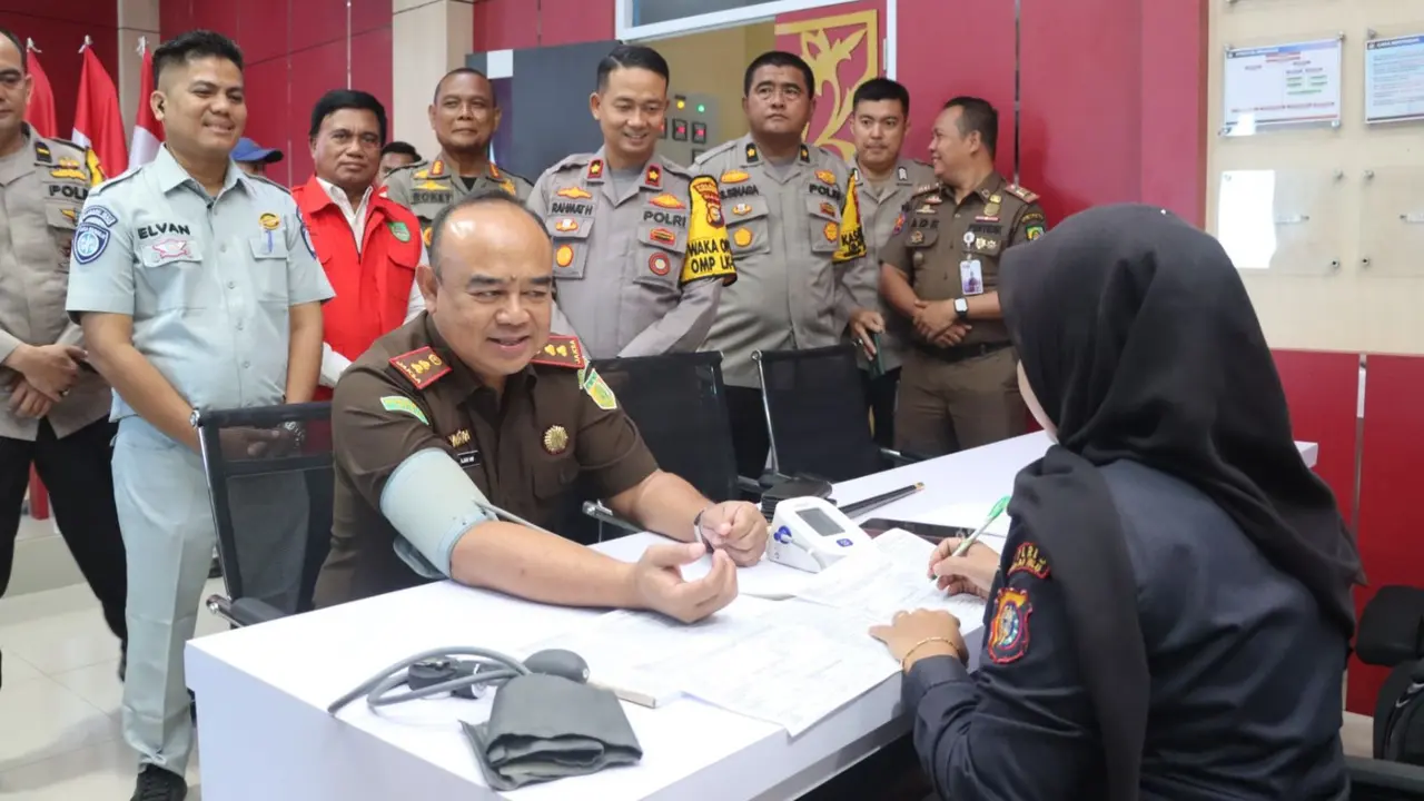 Kepala Kejari Rokan Hulu mengecek kesehatan sebelum donor darah Hari Jadi Humas Polri.