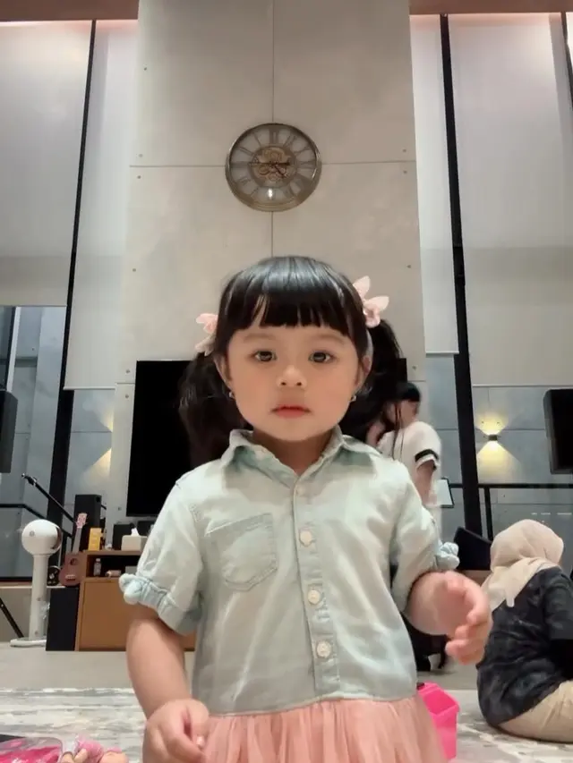Momen Kelakuan Menggemaskan Ameena saat Pinjam Ponsel sang Ayah, Ternyata Dipakai untuk Foto ‘Baby’