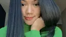 Dengan rambut hitam terurai, Yura tampil dengan atasan knit warna hijau. Selama di Jepang, Yura pun terlihat tanpa makeup berlebih bahkan tampil tanpa makeup. Credit: Instagram (@yurayunita)