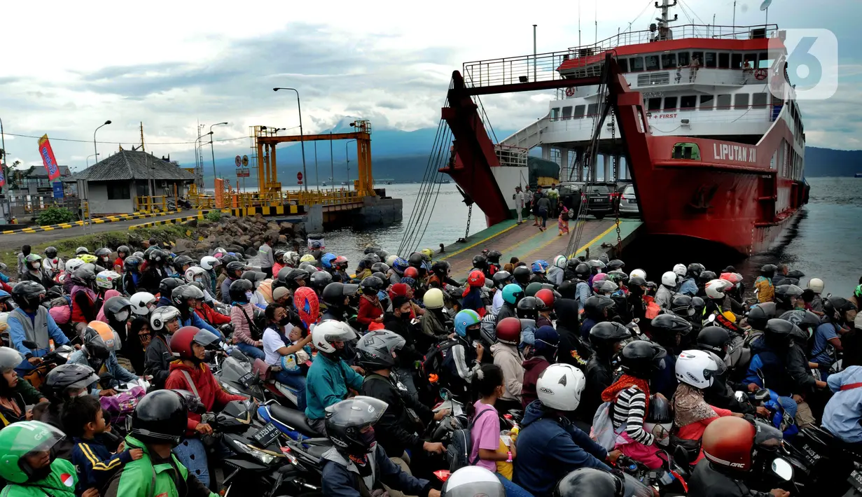 <p>Pemudik bermotor menuju kota-kota di Pulau jawa antri memasuki kapal penyeberangan di pelabuhan Gilimanuk, Bali, Sabtu (30/4/2022). H-2 Idul Fitri 1443 H, ribuan pemudik meninggalkan Pulau Bali untuk merayakan lebaran di kampu ng halaman. (merdeka.com/Arie Basuki)</p>