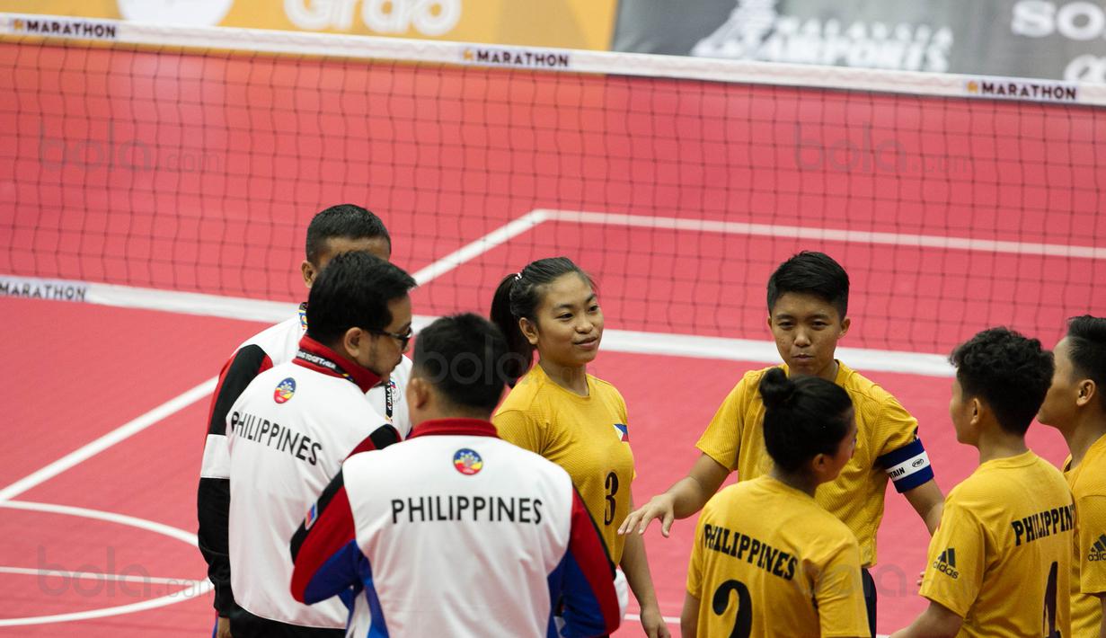Tim Sepak Takraw Putri Filipina bersiap memuali pertandingan pada SEA Games 2017 di Titiwangsa Indoor Stadium Kuala Lumpur, Malaysia, Selasa (21/8). (Bola.com/Liputan6/Faizal Fanani)