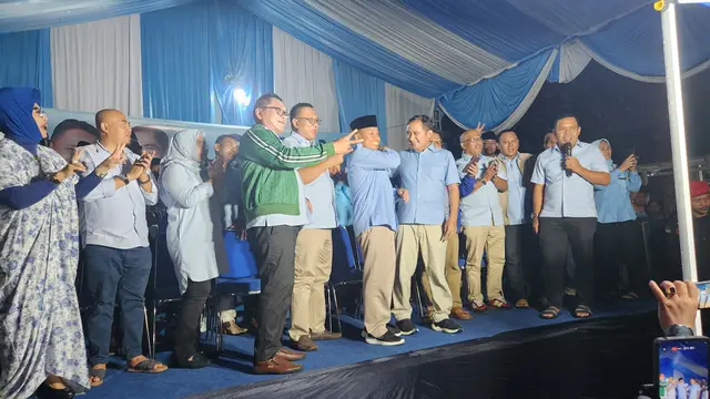 Paslon nomor urut dua Pilkada Depok, Supian-Chandra merayakan kemenangan didampingi tim pemenangan dan pendukung Supian-Chandra, Cilodong, Depok. (Liputan6.com/Dicky Agung Prihanto)