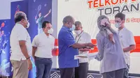 Ketua Harian PB-PON Yunus Wonda (tengah) bersama Direktur Network & IT Solution Telkom  Herlan Wijanarko (paling kiri), Direktur Enterprise & Business Service Telkom Edi Witjara (kedua dari kiri) dalam acara Rehearsal Test Kesiapan Telkom melayani komunikasi dan menjamin tersedianya jaringan.