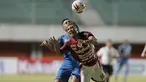 Gelandang Bali United, Hariono (depan) harus didorong oleh striker Persib Bandung, Wander Luiz Queiroz Dias, dalam laga Grup D Piala Menpora 2021 di Stadion Maguwoharjo, Sleman. Rabu (24/3/2021). Bali United bermain Imbang 1-1 dengan Persib. (Bola.com/Arief Bagus)