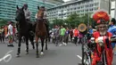 Petugas kepolisian menunggang kuda saat melakukan pengamanan di Car free day, Jakarta, Minggu (21/02). Pihak kepolisian Menerjunkan polisi berkuda saat CFD Jakarta Berlangsung demi kenyamanan dan keamanan Warga ibukota. (Liputan6.com/Helmi Afandi)
