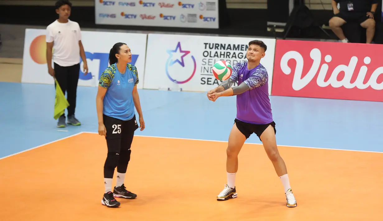 Syamsir Alam (kanan) mencoba menahan bola pada pertandingan cabor bola voli Turnamen Olahraga Selebriti Indonesia (TOSI) yang berlangsung di Kelapa Dua Sport Center, Tangerang, Minggu (13/10/2024).