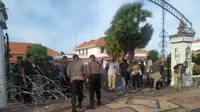 Aksi demo di depan Gedung Grahadi, Surabaya, Jawa Timur, Kamis (8/10/2020). (Foto: Liputan6.com/Dian Kurniawan)