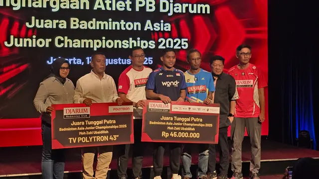 Ubed dapat penghargaan dari PB Djarum