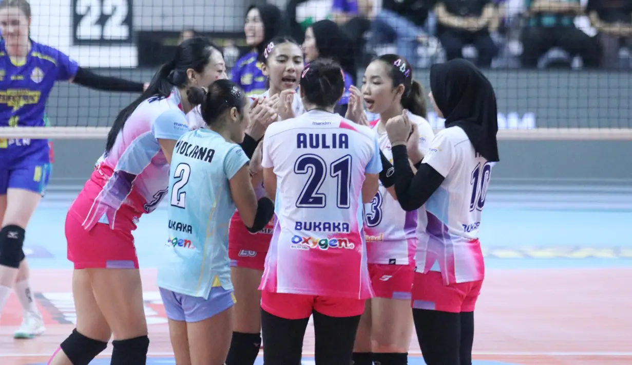 Para pemain Jakarta Livin Mandiri melakukan selebrasi usai mencetak poin saat menghadapi Jakarta Electric PLN pada laga Pekan 5 Putaran II PLN Mobile Proliga 2025 di GOR Jalak Harupat, Bandung, Jawa Barat, Jumat (7/2/2025). (Dok. PBVSI)