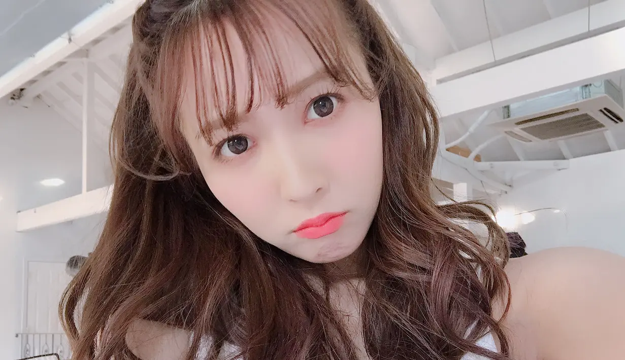 Seperti diketahui, Mikami Yua merupakan mantan bintang film dewasa Jepang. Sebelum menjadi jadi pemain film porno, ia merupakan personel dari SKE48 dengan nama panggung Kito Momona. (Foto: instagram.com/yua_mikami)