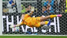 Kiper Inggris Jordan Pickford gagal menghentikan tendangan penalti Raul Jimenez dari Meksiko yang mencetak gol kedua timnya dalam pertandingan sepak bola babak 16 besar Piala Dunia antara Meksiko dan Inggris di Mexico City, Minggu, 5 Juli 2026. (AP Photo/Moises Castillo)