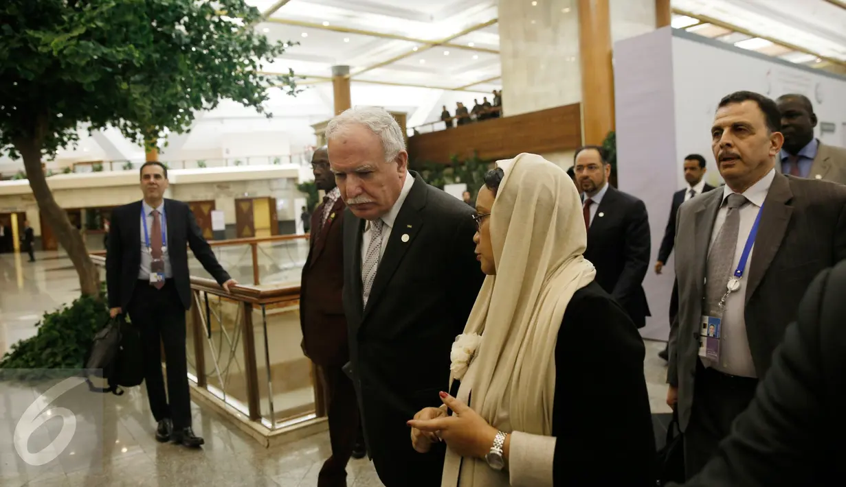 Menlu RI Retno Marsudi (kanan) berbincang dengan Menlu Palestina Riyad al-Maliki, Jakarta, Minggu (6/3/2016). Dalam KTT kali ini akan disepakati deklarasi dan resolusi dukungan terhadap Palestina. (Liputan6.com/Faizal Fanani)