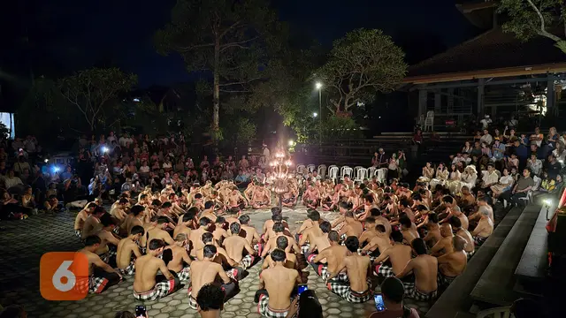 Memfoto pertunjukkan tari kecak saat malam hari dengan Galaxy S24 Ultra (Liputan6.com/ Agustin Setyo Wardani)