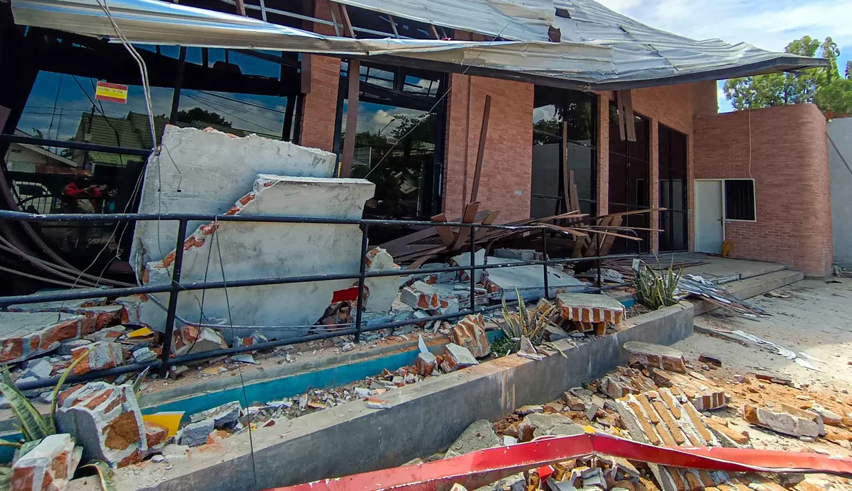 Sebuah gedung rusak terlihat pasca gempa berkekuatan magnitudo 6,7 di Palu, Sulawesi Tengah, Selasa 16 Juni 2026. (MUHAMMAD RIFKI/AFP)