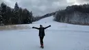 Zaskia Gotikpun menikmati bermain dihamparan salju yang turun di kota Jepang. Negara yang dikenal sebagai salah satu destinasi favorit saat musim salju ini memiliki banyak tempat seru untuk melakukan olahraga ski. (Liputan6.com/IG/@zaskia_gotix)