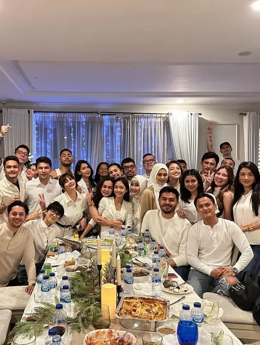 Tak hanya menyambut natal, pesta itu juga dijadikan momen nobar Piala Dunia. Para pemain sinetron Cinta Setelah Cinta dan Takdir Cinta yang Kupilih tampak hadir di acara tersebut. Meski berbeda judul dan lokasi syuting, mereka terlihat berbaur akrab pada momen ini.(Liputan6.com/IG/@cutkeke_xavier)