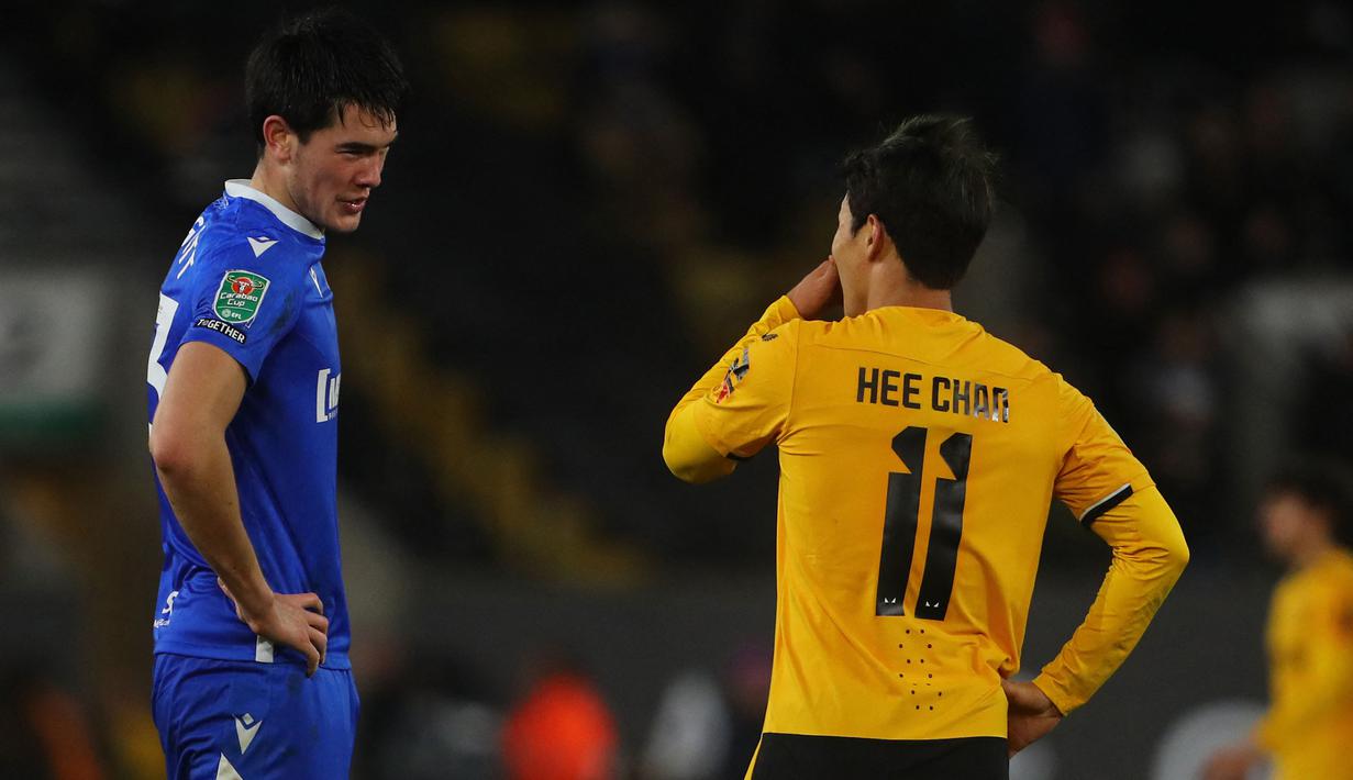 Pemandangan menarik terlihat setelah peluit tanda berakhirnya pertandingan dibunyikan. Baggott terlihat dihampiri oleh Hwang Hee-chan yang kemudian sedikit bercengkrama dan pada akhirnya bertukar kostum. Kejadian ini cukup menarik mengingat di Timnas Indonesia Baggott diasuh oleh Shin Tae-yong yang berasal dari Korea Selatan, sama dengan Hee-chan. Tak cuma itu, Hwang Hee-chan juga punya kenangan tersendiri melawan Timnas Indonesia. Pada 2013 silam, ia harus menyerah dari Evan Dimas cs di level usia U-19. (AFP/Geoff Caddick)