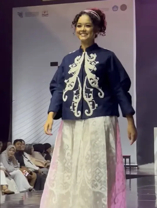 Mutiara dengan percaya diri memamerkan koleksi terbaru Khanaan dengan atasan lengan panjang yang dihiasi bordiran putih. [@dewintamandalika]