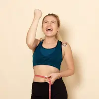 Mengombinasikan diet dan olahraga bisa jadi salah satu jalan sukses menuju keberhasilan menurunkan berat badan. (Foto dok: Freepik/KamranAydinov).