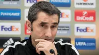 Pelatih Athletic, Ernesto Valverde, memberian keterangan pers jelang laga Liga Europa melawan Rapid Vienna di Stadion Allianz, Vienna, Rabu (7/12/2016). Valverde ditunjuk sebagai pelatih Barcelona menggantikan Luis Enrique. (EPA/Christian Bruna)