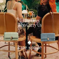 Ice Spice dan Charli D'Amelio berfoto bersama produk Kate Spade New York (Foto Dok: Kanmo Group).