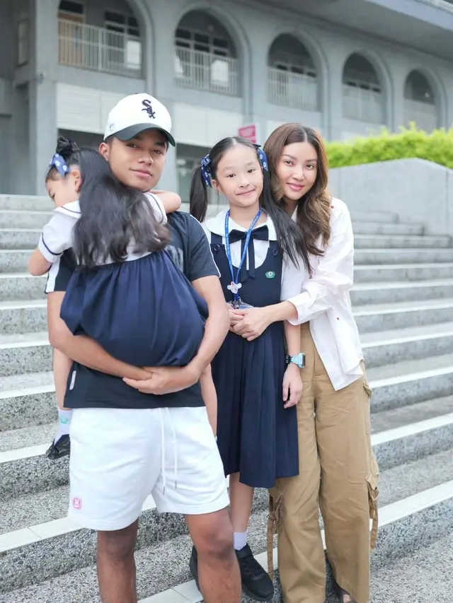 Inspirasi Outfit Antar Anak Sekolah ala Sarwendah