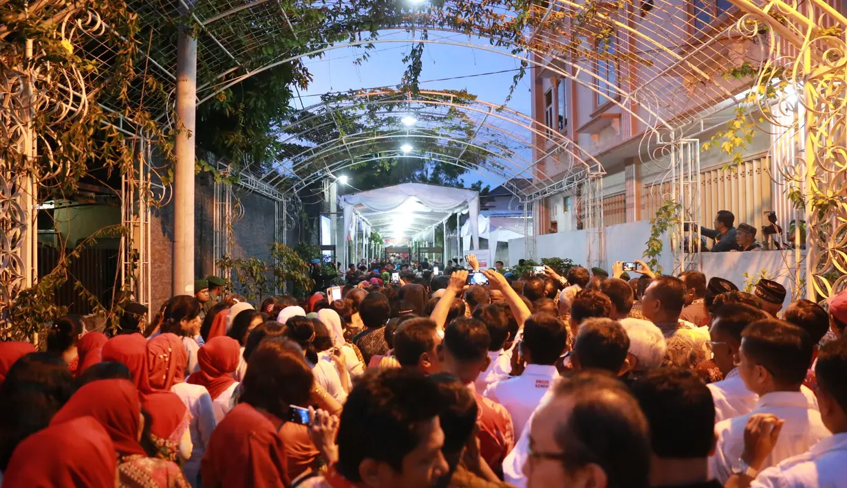 Ribuan relawan Jokowi itu sebelumnya berkumpul di Asrama Haji Donohudan Boyolali. Dengan menumpang bus, para relawan berangkat siang menuju kediaman Jokowi yang malam ini menggelar acara midodareni. (Adrian Putra/Bintang.com)