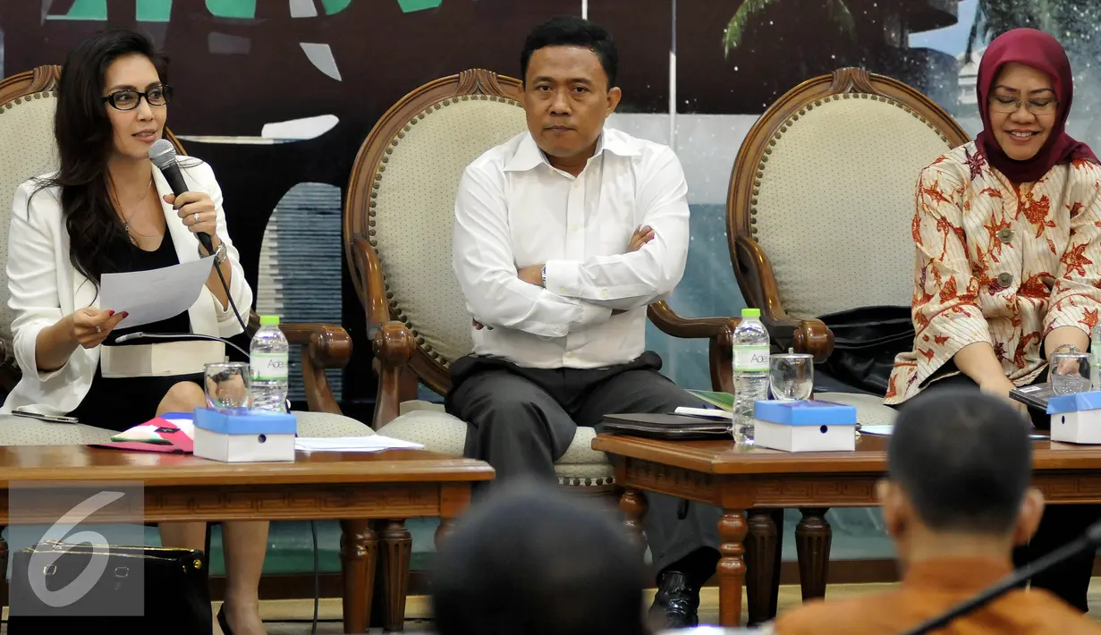 Ki-ka: Anggota Komisi VI, Rieke Diah Pitaloka, Anggota Dewan Pengawas BPJS Ketenagakerjaan Eko Darwanto dan Pengamat Politik LIPI Siti Zuhro menjadi pembicara 'MayDay dan Negara' di Senayan, Jakarta, Kamis (28/04). (Liputan6.com/Johan Tallo)