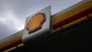 Tanda di pom bensin shell di London, Kamis (2/2/2023). Shell mengatakan akan mengembalikan US$ 4 miliar kepada pemegang saham dan secara signifikan menaikkan dividennya, menyusul rekor pendapatan. (AP Photo/Kirsty Wigglesworth)