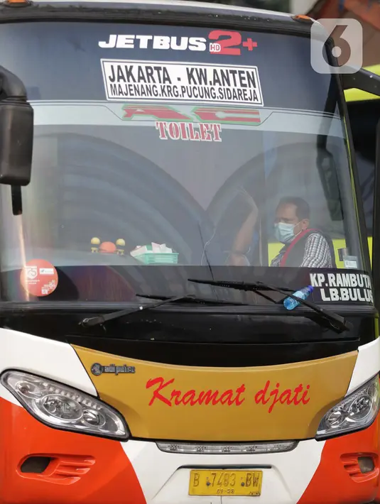 Penumpang menanti waktu keberangkatan di Terminal Kampung Rambutan, Jakarta, Kamis (22/4/2021). Satgas Penanganan Covid-19 mengeluarkan Adendum Surat Edaran Nomor 13 tahun 2021 tentang peniadaan mudik hari raya Idul Fitri 1442 H selama H-14 dan H+7. (Liputan6.com/Helmi Fithriansyah)