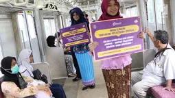 Petugas PT KCI mengenakan kebaya saat sosialisasi pencegahan pelecehan seksual di KRL, Jakarta, Jumat (20/4). Kegiatan ini bertujuan memberi pemahaman kepada pengguna KRL untuk menghindari segal bentuk pelecehan seksual. (Liputan6.com/Immanuel Antonius)