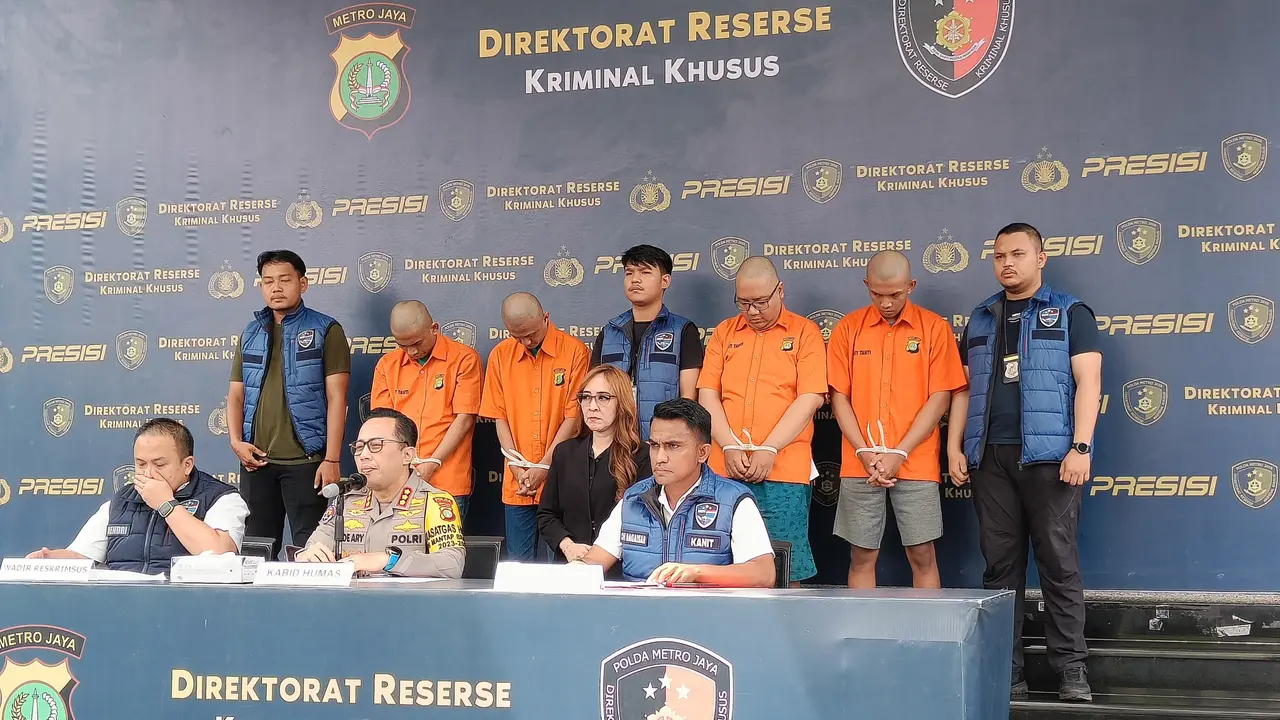 Wadireskrimsus Polda Metro Jaya AKBP Hendri Umar saat konferensi pers terkait pengungkapan kasus judi online berkedok game online 'Slot Higgs Domino' dan 'Royal Dream' yang diotaki oleh pelaku inisial EP, Jumat (26/4/2024). (Merdeka.com/ Rahmat Baihaqi)