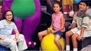 Selena Gomez dan Demi Lovato mulai berkenalan da menadi sahabat karena pertama kali berteu di Barney & Friends. (popsugar.com)