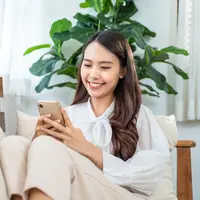 Ilustrasi perempuan bermain handphone/copyrightshutterstock/Hananeko_Studio