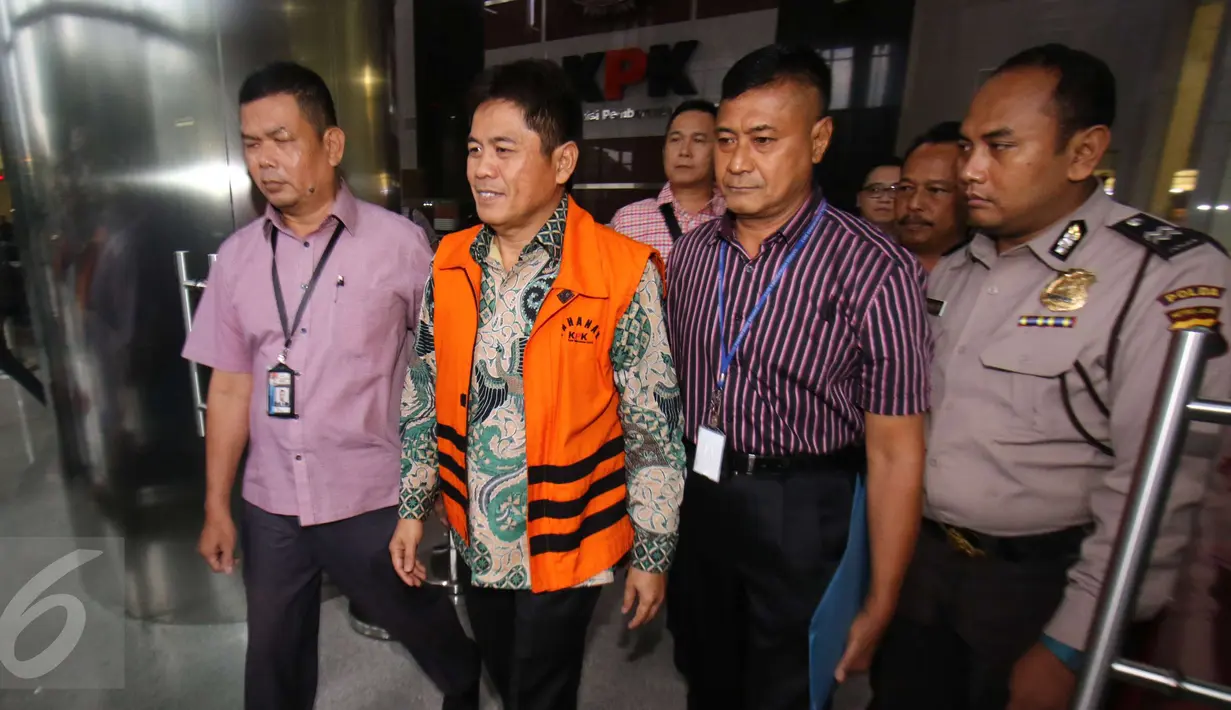 Musa Zainuddin berjalan meninggalkan gedung KPK usai menjalani pemeriksaan, Jakarta, Kamis (23/2). Musa Zainuddin diduga menerima suap terkait usulan program aspirasi anggota DPR dalam proyek di bawah Kementerian PUPR. (Liputan6.com/Helmi Afandi)