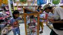 Suasana penjualan aneka perlengkapan sekolah di kawasan Depok, Jakarta, Minggu (26/7/2015). Jelang tahun ajaran baru 2015/2016, penjualan buku tulis dan perlengkapan sekolah diperkirakan terus meningkat hingga Agustus. (Liputan6.com/Yoppy Renato)