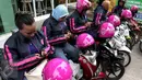 Pengemudi ojek wanita berbasis aplikasi LadyJek tengah menunggu orderan penumpang di Jakarta, Kamis (8/10). Mengangkat slogan 'Ojek Wanita untuk Wanita', ojek berbasis aplikasi ini ditujukan khusus untuk penumpang perempuan. (Liputan6.com/Angga Yuniar)