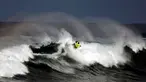 Seorang peserta beraksi menaklukan ombak selama mengikuti dalam kompetisi surfing di laut Mediterania di Ashdod, Israel, (17/11). (REUTERS/Amir Cohen)