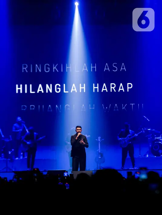 Penyanyi Tulus tampil menghibur penggemarnya saat konser bertajuk “Tulus Tur Manusia 2023" di Jiexpo Kemayoran, Jakarta Pusat, Jumat (3/3/2023). Konser bertajuk Tur Manusia 2023 di Jakarta menjadi penutup perjalanan rangkaian konser Tulus, yang telah digelar di 11 kota di Indonesia.  (Liputan6.com/Faizal Fanani)