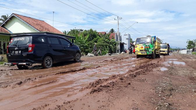 JJLS Cilacap ruas Kedungreja-Bantarsari berubah bak kubangan kerbau akibat tanah urukan. (Foto: Liputan6.com/Muhamad Ridlo)