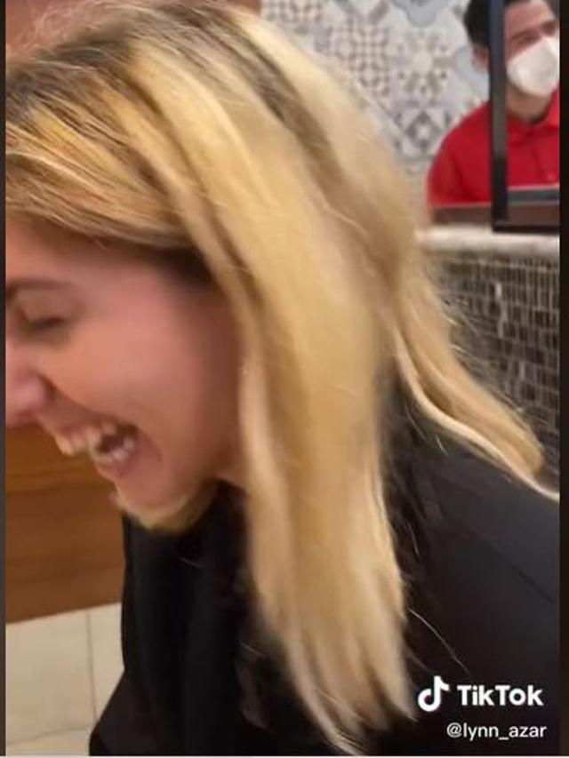 Wanita Makan Pizza di Restoran Italia Pakai Saus Tomat, Reaksi Pelayan Jadi Sorotan