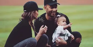 Sejak dua hari lalu para selebriti Hollywood disibukan dengan perayaan hari ayah. Tidak sedikit dari mereka yang memberi kejutan untuk para pria yang disayanginya, baik itu ayahnya maupun suami tercintanya. (Instagram/chrissyteigen)