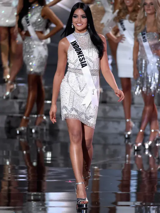 Puteri Indonesia 2015 Anindya Kusuma Putri dalam balutan dress bernuansa putih dan silver pada ajang Miss Universe 2015 di The AXIS Las Vegas, AS, Minggu (20/12). Kontestan asal Indonesia itu berhasil masuk ke-15 besar. (Ethan Miller/Getty Images/AFP)