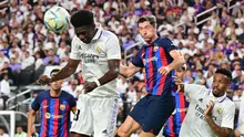 Pemain Real Madrid, Aurelien Tchouameni (kiri) menanduk bola saat pertandingan persahabatan antara Real Madrid melawan Barcelona di Stadion Allegiant, Las Vegas, Amerika Serikat, Minggu (24/07/2022) pagi WIB. (AFP/Frederic J. Brown)
