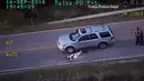 Pemandangan udara memperlihatkan korban yang terkapar usai ditembak oleh polisi, Tulsa, Oklahoma, AS, (16/9). Diduga korban tak mau menyerahkan diri sehingga polisi menembaknya hingga tewas. (REUTERS)
