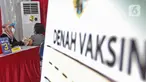 Seorang warga mendapatkan vaksin COVID-19 di Kampung Tangguh Jaya Cideng, Jakarta, Sabtu (10/4/2021). Kapolda Metro Jaya, Irjen Pol M Fadil Imran, menargetkan program vaksinasi massal ini selama enam bulan ke depan. (Liputan6.com/Herman Zakharia)