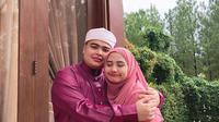 Potret kenangan almarhum Ameer Azzikra bersama sang istri, Nadzira Shafa. (Foto: Instagram @enazirashf_)