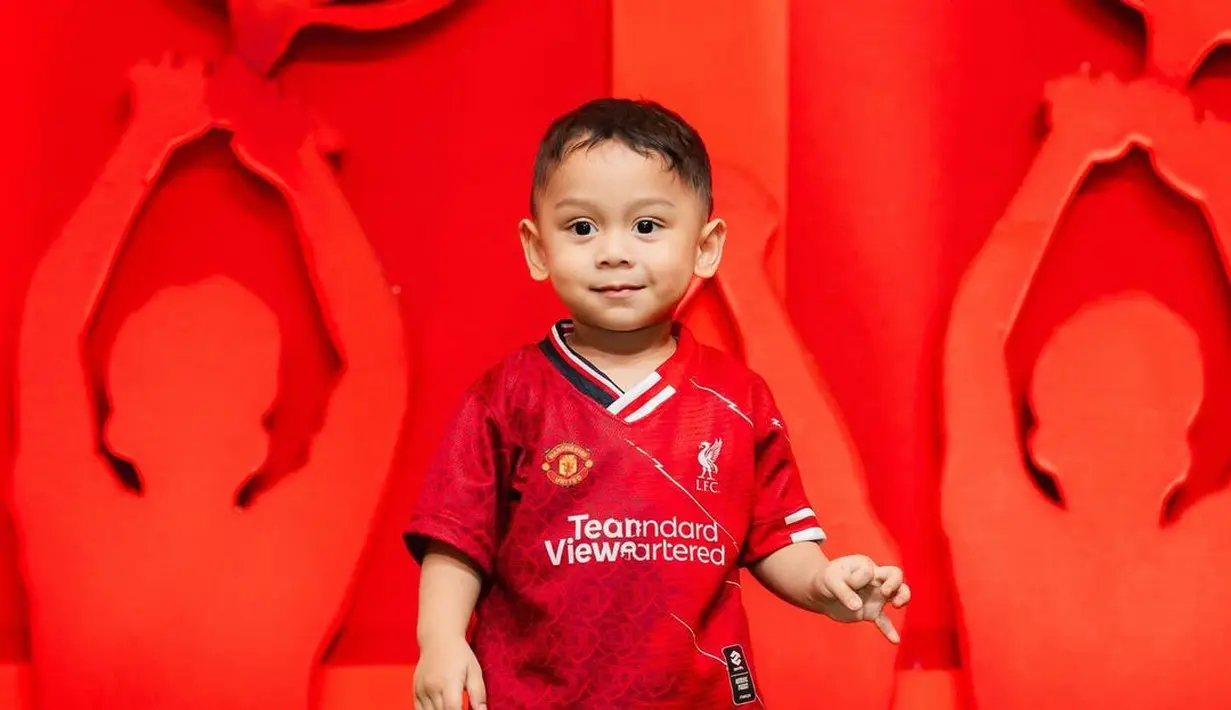 "Levian itu secara numerologi itu artinya seseorang yang hebat. Seseorang yang humble, bijaksana, orang besar yang akan memimpin banyak orang," kata Rizky Billar tentang makna nama anaknya. [Instagram.com/levianbillar]