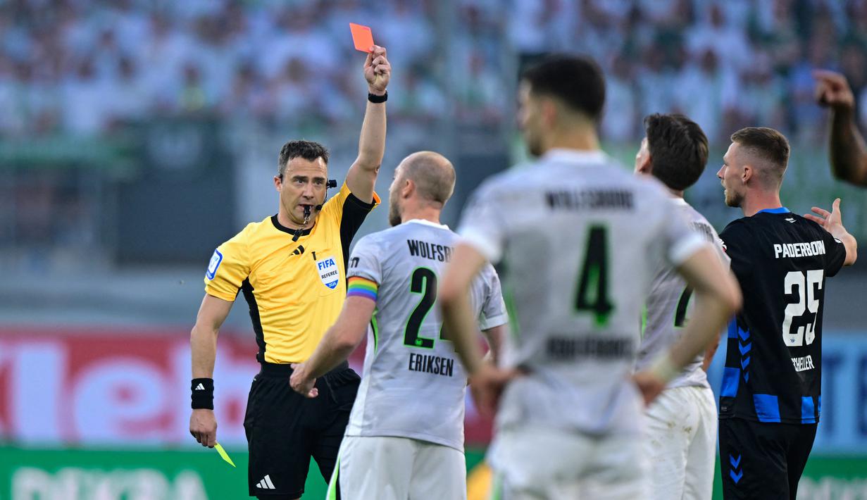 Hasil buruk ini membuat VfL Wolfsburg dipastikan terdegradasi dari Bundesliga untuk pertama kalinya dalam 29 tahun. (AFP/Ina Fassbender)